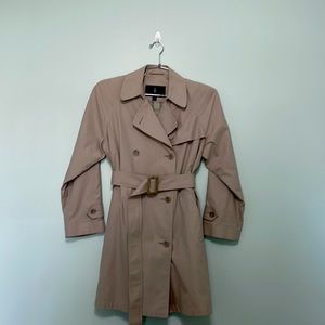 London Fog lined jacket with 2 side pockets and a belt. 10P It’s a classic!